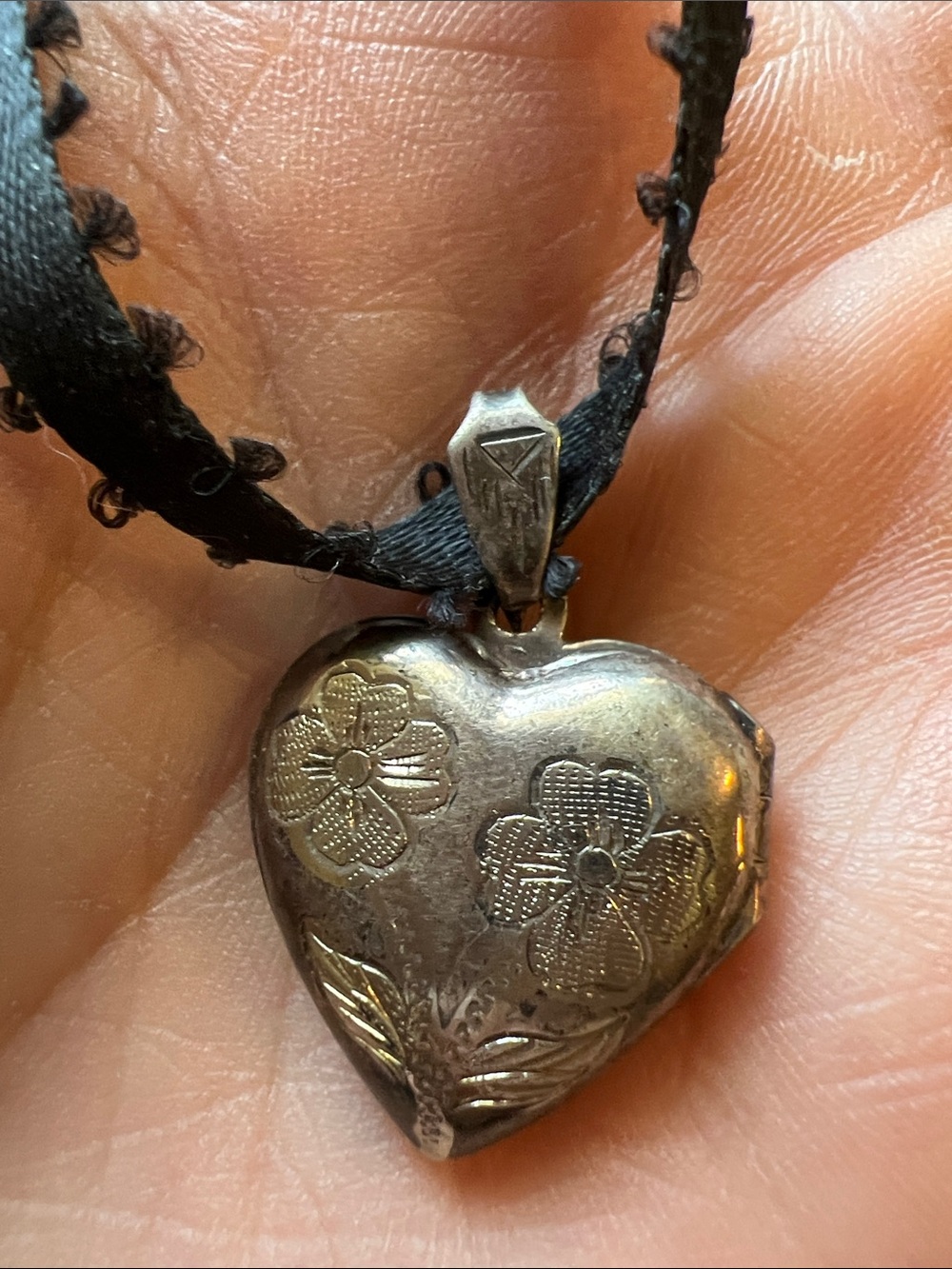 Vintage Sterling Silver etched puffy heart locket choker necklace